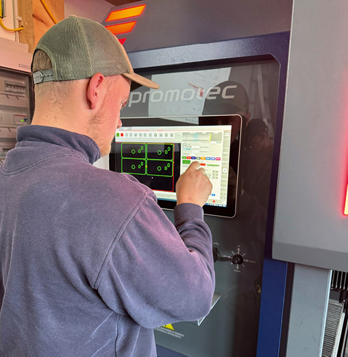 Ein Mitarbeiter an der intuitiv bedienbaren Steuerung