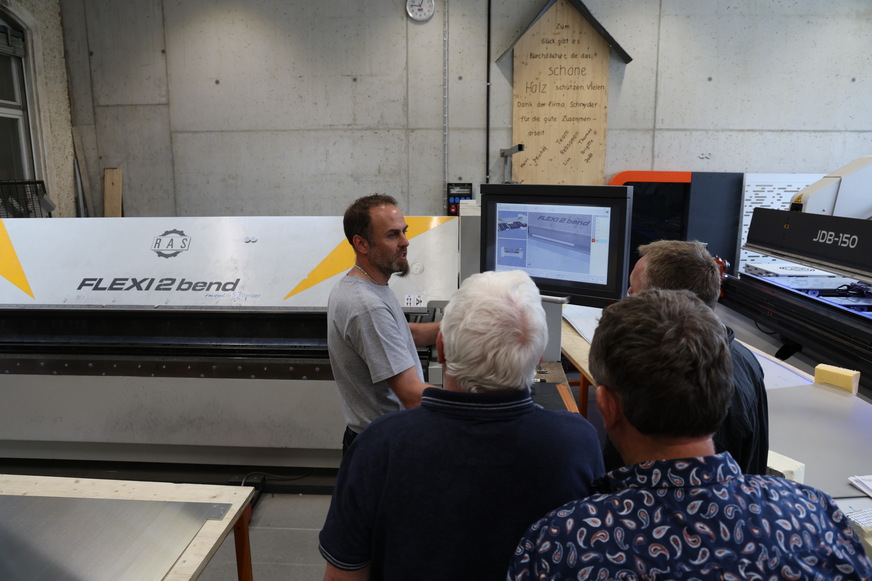 Benjamin Hutterli beim Biegen von Zargenprofilen