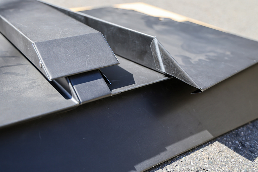 Spezielle Rückkantungen am Leistenschuh erlauben die serienmäßige Vorfertigung und eine schnelle Montage der Scharen