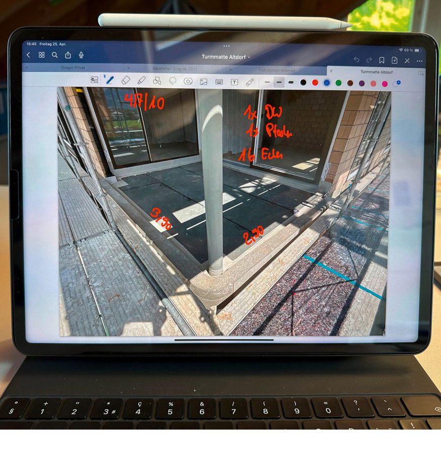 Früher wurde auf Dachlatten oder Pappkartons notiert. Heute auf dem Tablet
