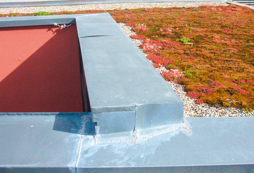 Ein derart handwerklich schlecht ausgeführtes Detail ist ein Verstoß gegen die allgemein anerkannten Regeln der Technik und stellt einen Mangel dar