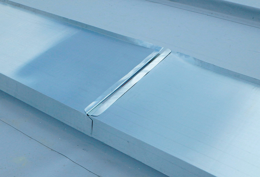 Handwerklich ausgeführter Bewegungsausgleicher vor dem&nbsp;Einschieben der Abdeckkappe&nbsp;Formschön und funktional: die handwerklich ausgeführte&nbsp;Bewegungsfuge mit aufgeschobener Abdeckkappe