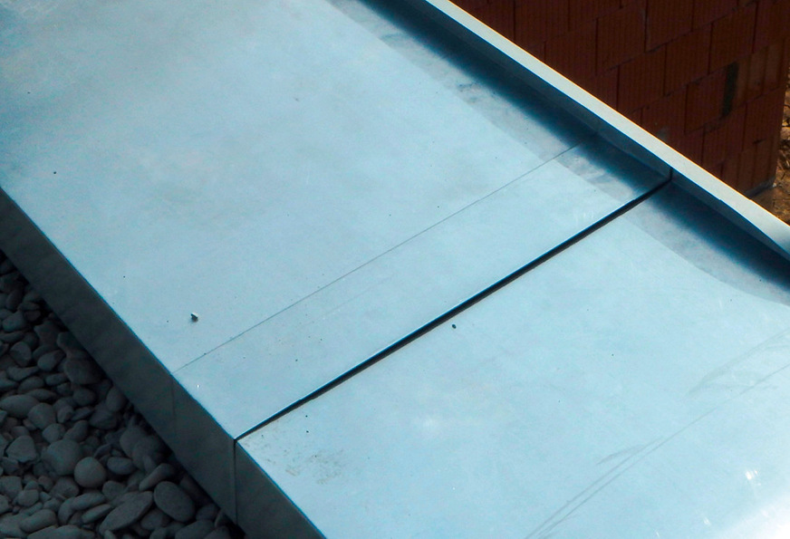 Formschön und funktional: die handwerklich ausgeführte Bewegungsfuge mit aufgeschobener Abdeckkappe