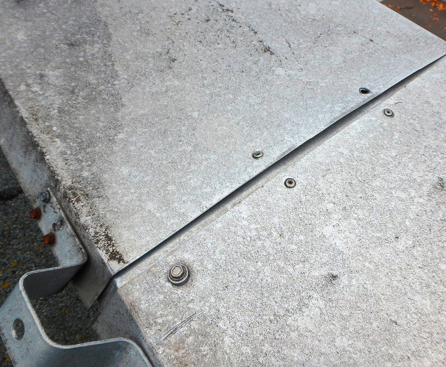 Grober Fehler: Am Stoßverbinder festgenietete Abdeckungen können&nbsp;sich nicht schadlos ausdehnen