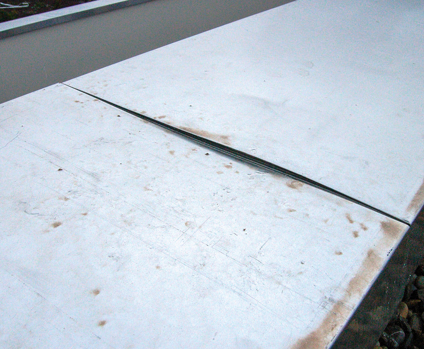 Unterlegter Stoßverbinder: Es muss sichergestellt werden, dass sich die&nbsp;Abdeckungen nicht aufwölben. Das Eindringen von Niederschlagswasser&nbsp;ist hier vorprogrammiert