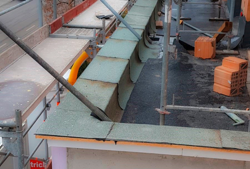 Kein Mangel: Aufdopplungen von Bitumenbahnüberlappungen führen&nbsp;ggf. zu Unebenheiten bei nicht selbsttragenden Abdeckungen