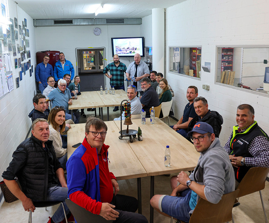 Raphael Zwick und Beat Brönnimann stellen am Bildschirm das Bauvorhaben Zauberhut Rapperswil vor