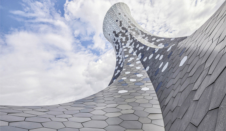 Majestätisch ragt das zeltförmige Zauberhut-Metalldach von Knies Zauberhut in den Rapperswiler Himmel
