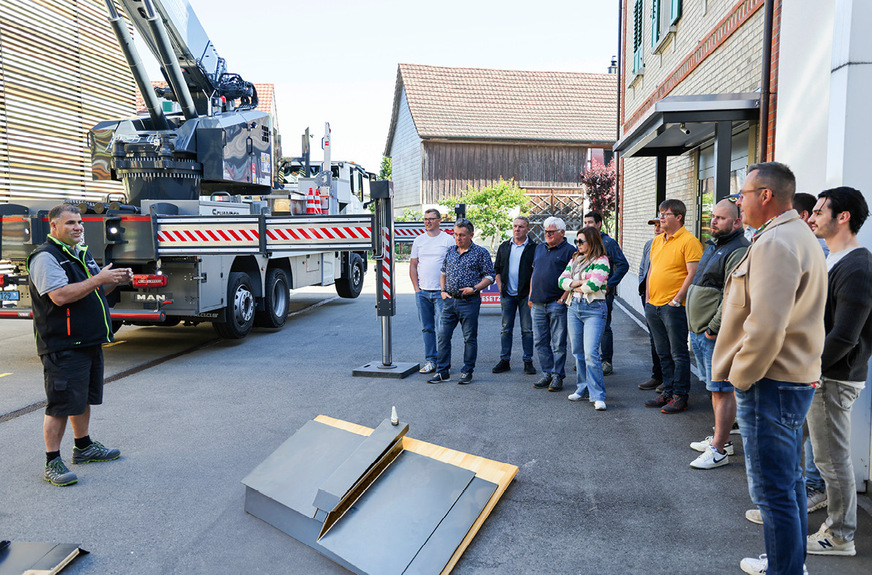 Valentin Schnyder informiert über Baudetails und Logistikstrategie