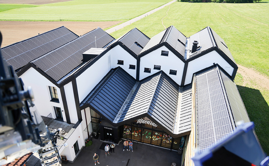 Blick auf das Titanzinkdach aus dem Personenkorb in 30 m Höhe