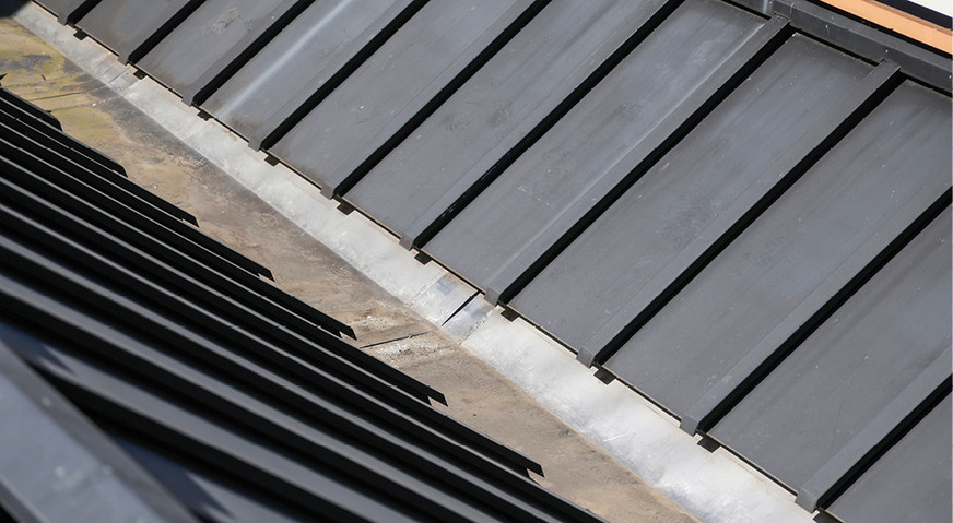 Das Leistendach samt Edelstahlrinne und UV-geschütztem Dehnelement 