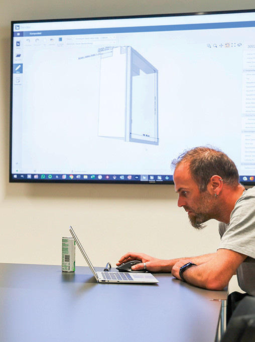 Benjamin Hutterli beim Finalisieren der komplexen Fensterzarge