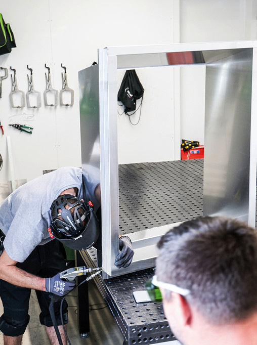 Blick in die Laserschweißkabine der Spenglerei Schnyder