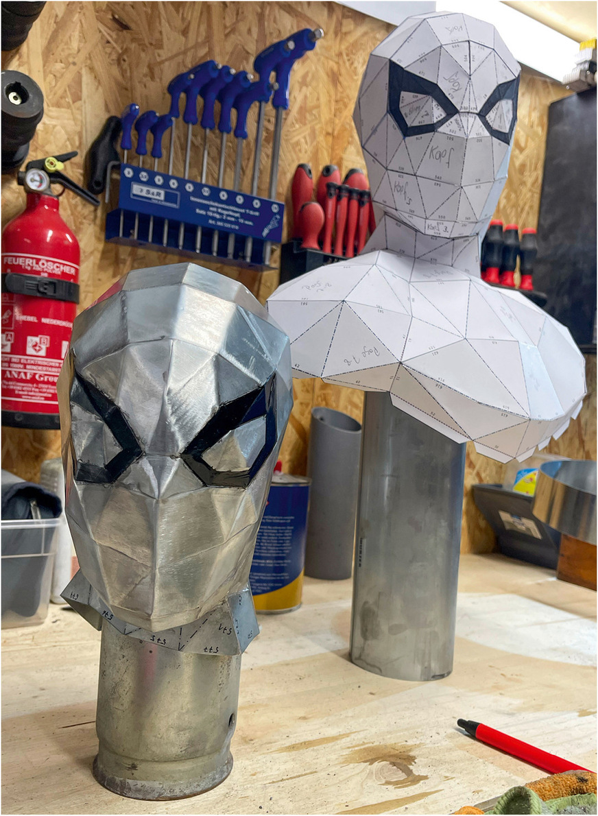 Auge in Auge mit dem Superhelden, vorne aus Titanzink, hinten aus Papier