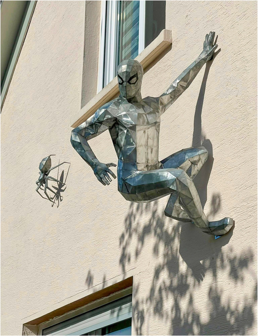 Die Skulptur mitsamt einer Titanzinkspinne am Wohnhaus des Dachdeckers