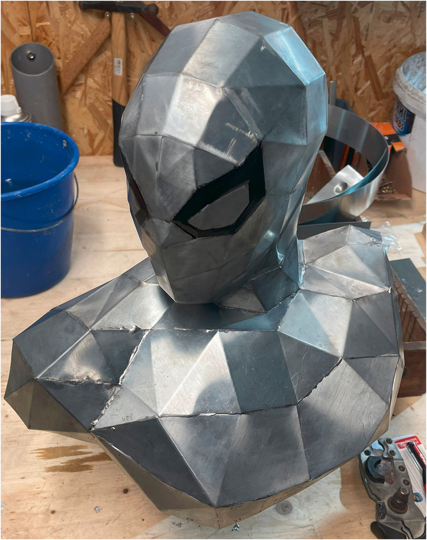 Die Skulptur wird aus zahlreichen einzelnen Dreiecken zusammengesetzt