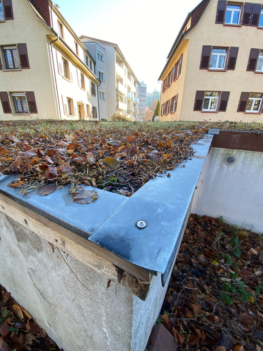 Talentfrei: Eckausbildung an der Abdeckung, vermutlich vom Heimwerker