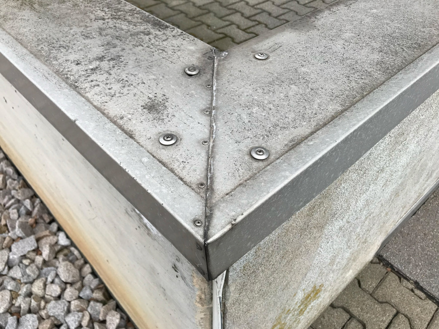 Eckausbildung genietet, geklebt und zur Sicherheit auch noch geschraubt