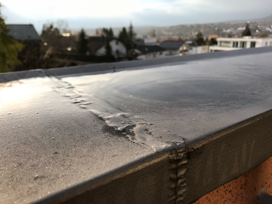 Attikaabdeckung aus verzinktem Stahlblech mit gelöteter Naht