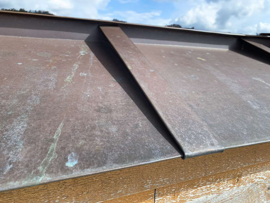 Dehnfuge mit geneigtem Deckel