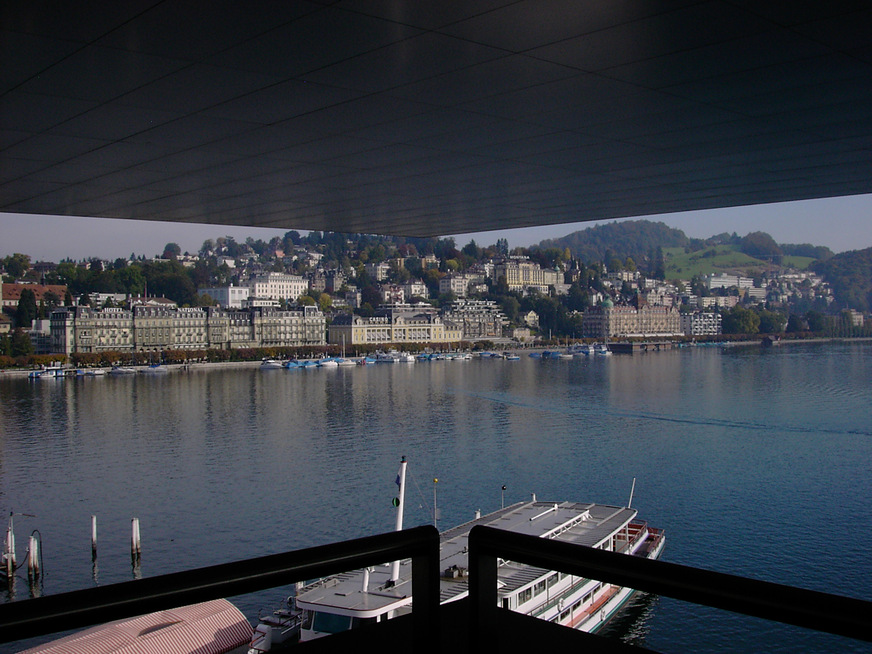 Oben hui - unten auch! Beeindruckender Blick unter dem Dach auf den den Vierwaldstättersee
