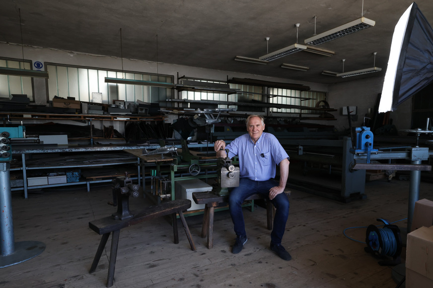 Friedrich Reinbold in der Werkstatt des gleichnamigen Spengler-Fachbetriebs im österreichischen Friesach / Kärnten
