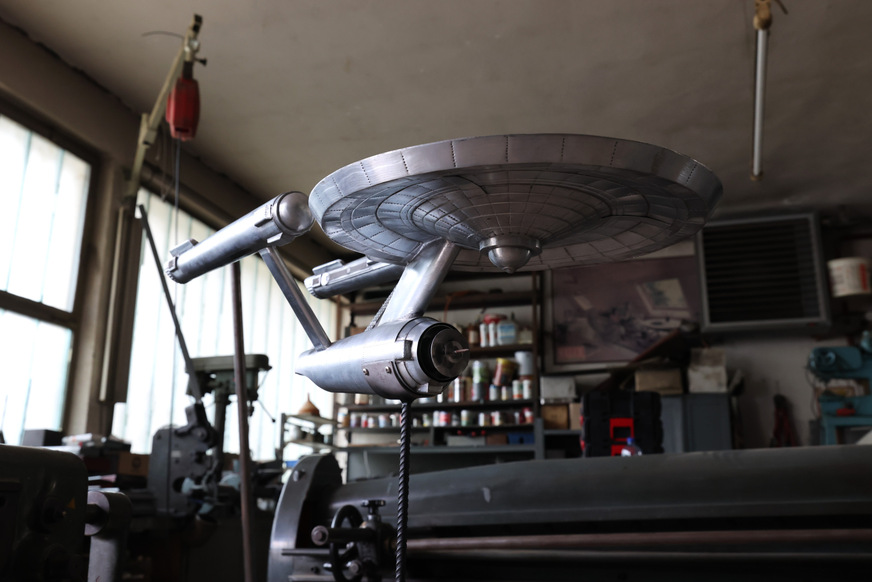 Ein Spengler-Raumschiff schwebt durch Reinbolds Spenglerwerkstatt