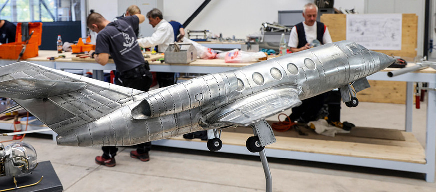 Workshopsituation: Anfertigen eines Flugzeugmodells aus Titanzink