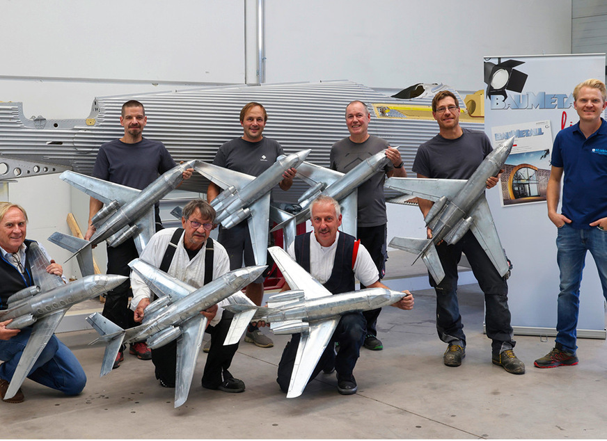 Zufriedene Workshoptrainer und -teilnehmer in der Fertigungshalle der Kaelin Aero Technologies GmbH