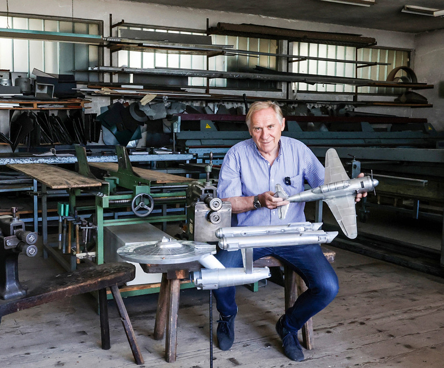 Spenglermeister Friedrich Reinbold in seiner Werkstatt