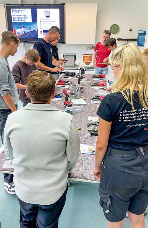 Gemeinsam mit einem Kollegen informiert Elena Schüler über den schönsten Beruf der Welt