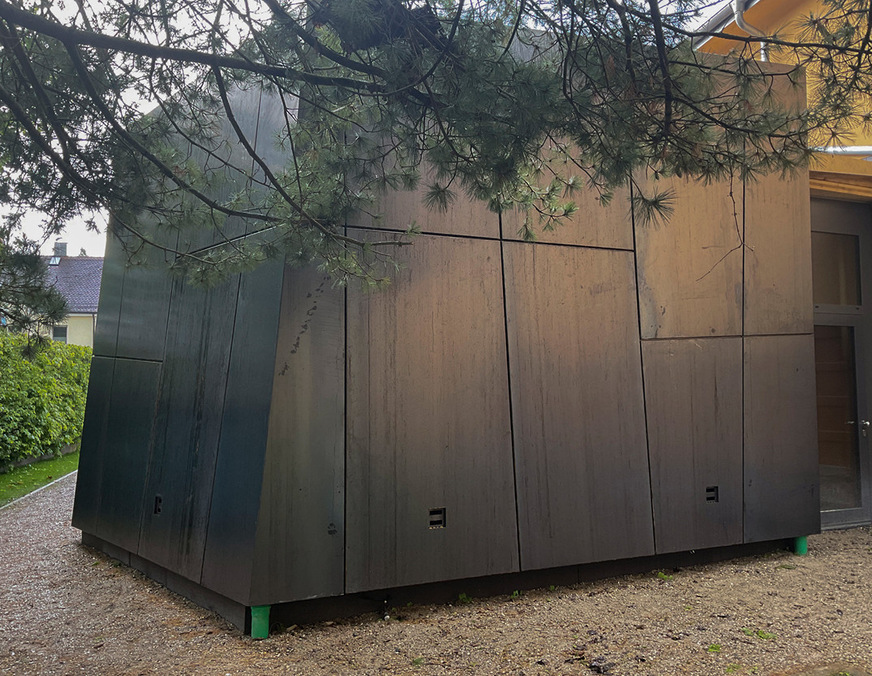 An der Gebäuderückseite wird das Fugenbild konsequent weitergeführt