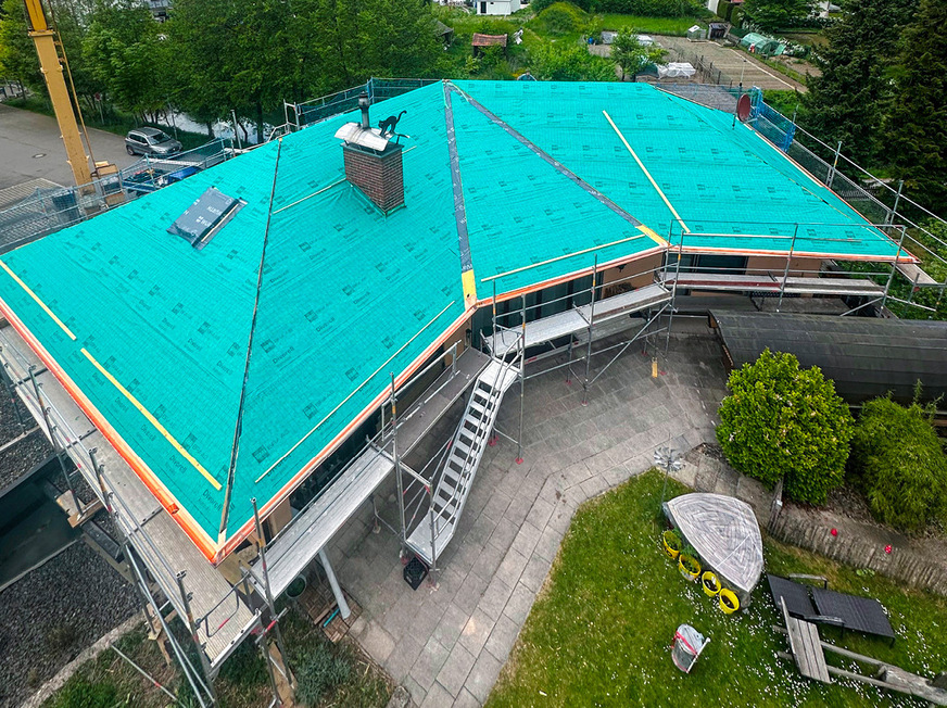 Die Trennlagen auf der perfekt ausgeführten Vollholz-Unterkonstruktion