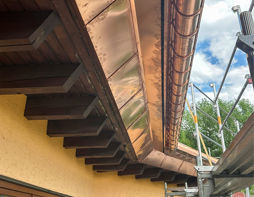Das Gesims nach der Dachrinnenmontage