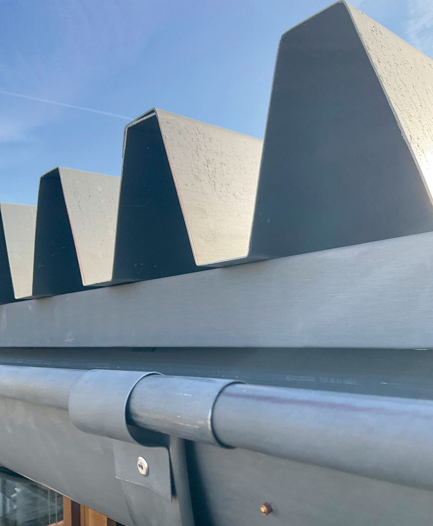 Dachrinne und Halter sowie mit Zink ummanteltes Aluprofil