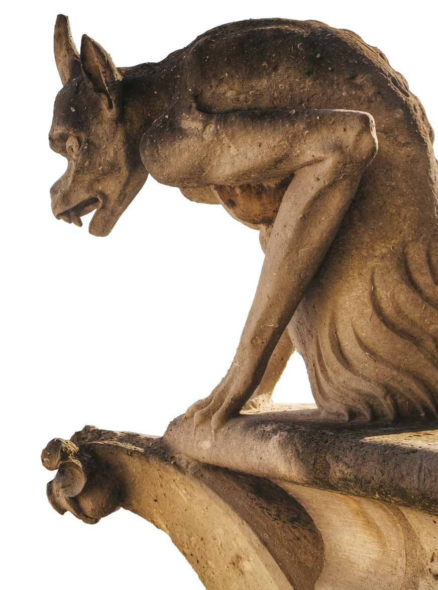 Hoch oben auf der Kathedrale beobachtet eine Chimäre die Dachhandwerker