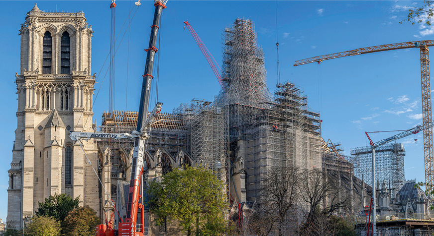 Notre-Dame de Paris: Panoramablick auf die Baustelle. Ein Gerüst verdeckt die Sicht auf den neu errichteten Spitzturm