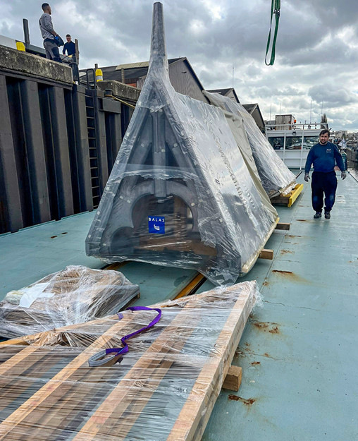 Ein vorgefertigter Dachreiter wartet auf den Weitertransport