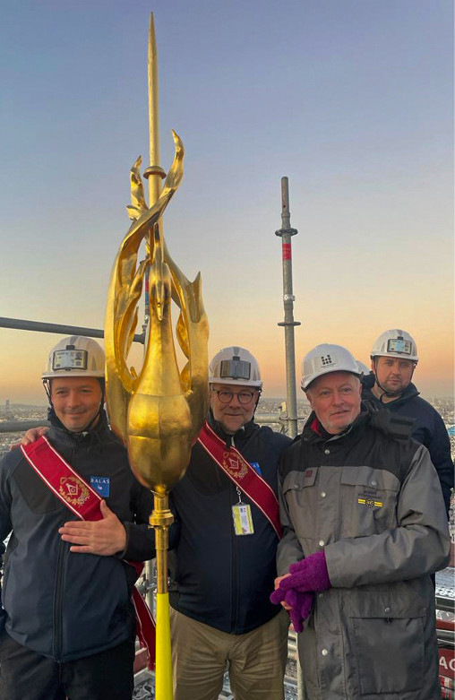 Tag des Hahns – Maxime Matysiak und&nbsp;Nicolas Bossard sind Mitglieder der Berufsvereinigung Union ­Com­pagnonnique des Devoirs Unis. Zum&nbsp;­Fototermin mit dem Chefarchitekten der historischen Monumente Philippe ­Villeneuve trugen die beiden Compagnons ihre Unies-Bänder