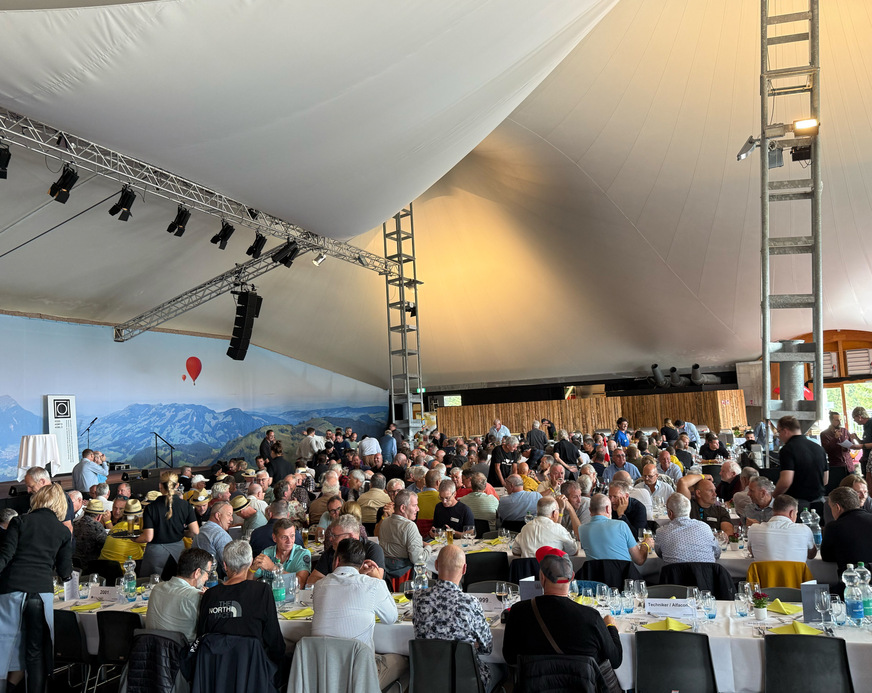 Blick ins gut gefüllte Eventzelt