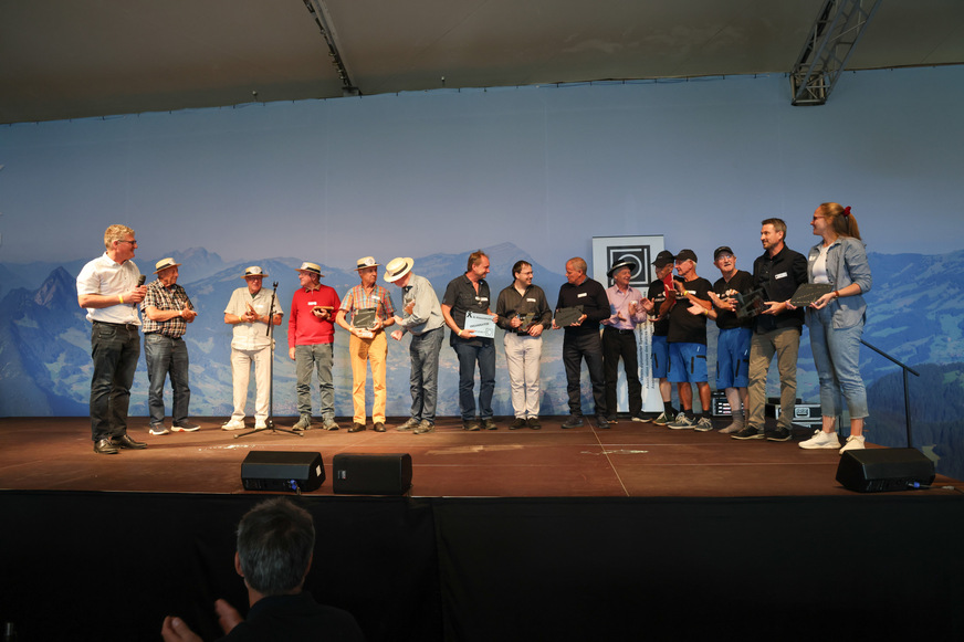 Vertreter der Meisterprüfungsjahrgänge aus den Abschlussjahrgängen 1964 bis 2025 wurden für gelungene Klassen-Outfits prämiert