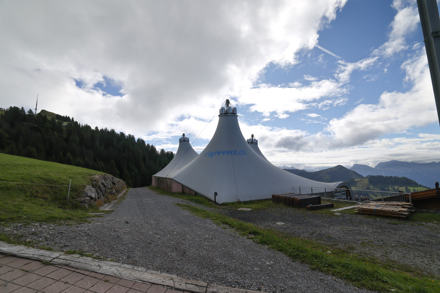 Das Eventzelt auf Rigi Staffel bietet den idealen Rahmen für ein Spenglermeister-Treffen in aussichtsreicher Lage