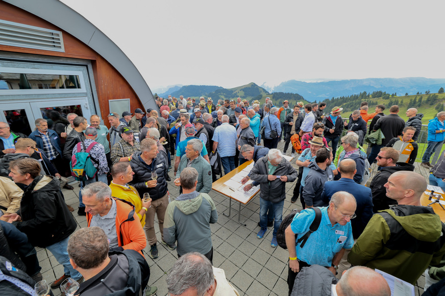 Eintreffen der über 300 Spenglermeister - darunter auch vier Senglermeisterinnen