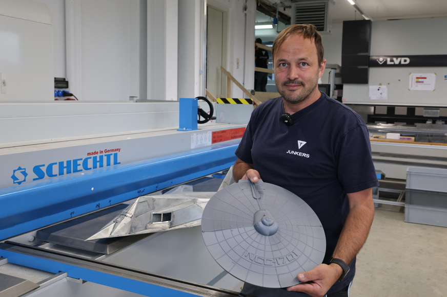 Frank Preuss präsentiert den 3D-gedruckten Rohling im Hangar der Junkers-Flugzeugwerke