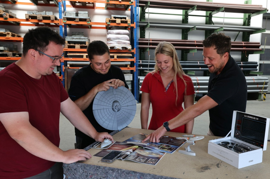 Das Kaufmann-Raumschiff -Team bespricht die nächsten Fertigungsschritte