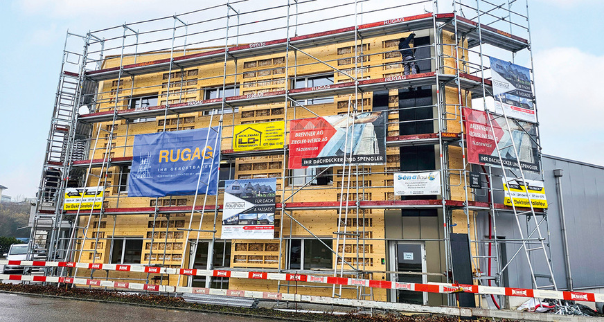 Gut zu sehen: die offene Schalung im Bereich der PV-Module