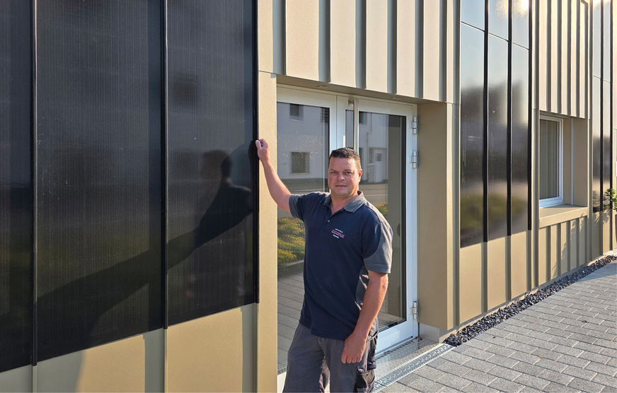 Spenglermeister Patrick Dönni: „Das Arbeiten mit Winkelfalzsystem ermöglicht es, Bekleidungen gestalterisch flexibel allen Gebäudeformen anzupassen. Mit den integrierten PV-Modulen und den Falzbändern von Haushaut ist uns eine elegante Optik gelungen im Zusammenspiel mit einer traditionellen Technik“