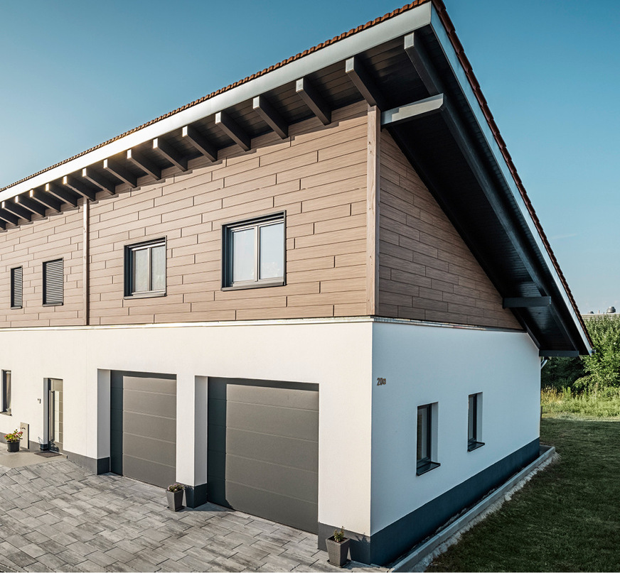 Sind echten Holzpaneelen zum Verwechseln ähnlich: die Prefa-Sidings in der Oberfläche „Walnuss braun“