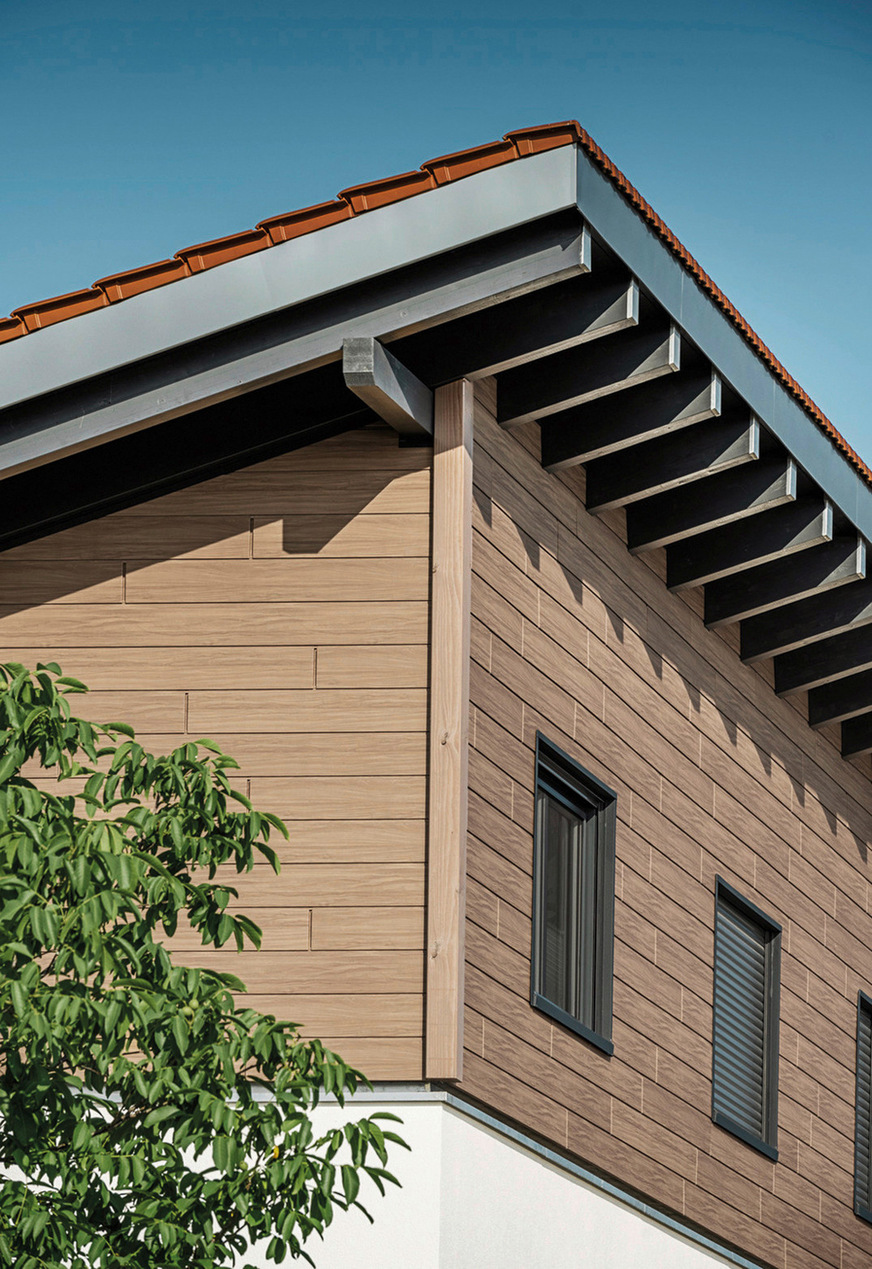 Die Eckleiste ist aus demselben Material hergestellt wie die horizontal ­verlaufenden Aluminium-Sidings