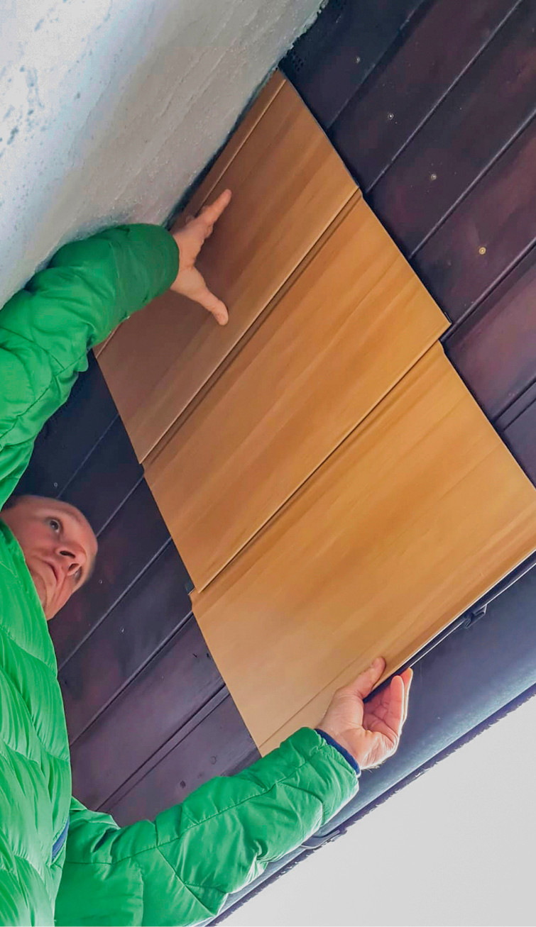 BAUMETALL-Leser Klaus ­Dieter Ziegler prüft Profilbreiten auf Tauglichkeit zur Montage an ­einem Dachvorsprung